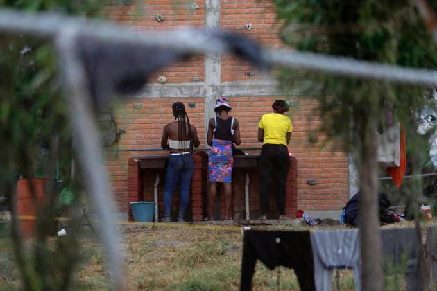 Haitian Migrants Relocated To Shelter In Mexico City A group of Haitian migrants wash clothes at the Bosque de Tlahuac facilities in Mexico City, who were supported by the National Institute of Migration and the Secretariat for Inclusion and Social Welfare, which offered food, lodging, and migratory orientation while they are at the waiting for a permit or Visitor s Card for Humanitarian Reasons that allows them to transit through national territory between 45 and 90 days to continue their journey to the border. Mexico City Mexico City Mexico  Copyright: xGerardoxVieyrax originalFilename: vieyra-notitle230410_npisK.jpg