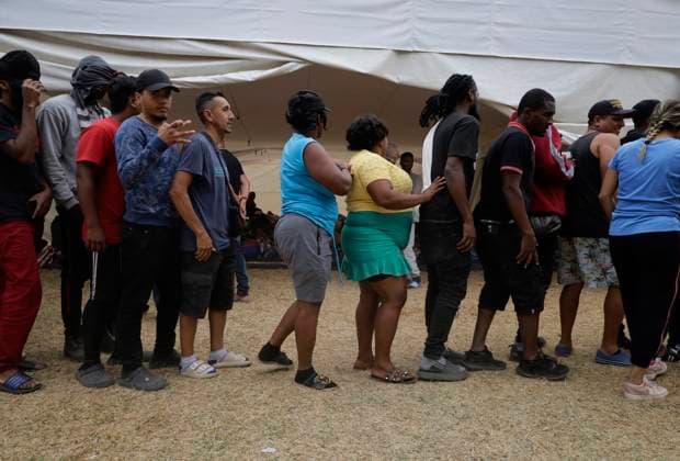 News Bilder des Tages Haitian Migrants Relocated To Shelter In Mexico City Haitian migrants in line waiting for their food at the Bosque de Tlahuac facilities in Mexico City, where several people were supported by the National Institute of Migration and the Secretariat of Inclusion and Social Welfare who offered food, lodging and migratory guidance while they are waiting for a permit or Visitor s Card for Humanitarian Reasons that allows them to transit through national territory between 45 and 90 days to continue their journey to the border. Mexico City Mexico City Mexico  Copyright: xGerardoxVieyrax originalFilename: vieyra-notitle230410_npz4H.jpg