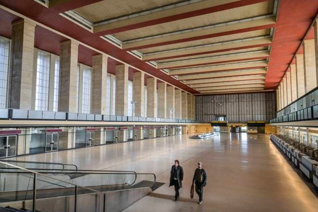 Ehemalige zentrale Abfertigungshalle, Flughafen Tempelhof, Platz der Luftbrücke, Tempelhof, Berlin, Deutschland *** Former central check-in hall, Tempelhof Airport, Platz der Luftbrücke, Tempelhof, Berlin, Germany