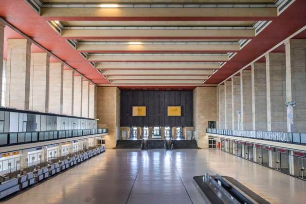 Ehemalige zentrale Abfertigungshalle, Flughafen Tempelhof, Platz der Luftbrücke, Tempelhof, Berlin, Deutschland *** Former central check-in hall, Tempelhof Airport, Platz der Luftbrücke, Tempelhof, Berlin, Germany