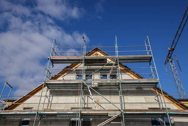 Duisburg, Nordrhein-Westfalen, Deutschland - Wohnungsbau im Neubaugebiet, Neubauviertel mit Einfamilienhaeusern, Doppelhaeusern und Mehrfamilenhaeusern. Duisburg Nordrhein-Westfalen Deutschland *** Duisburg, North Rhine Westphalia, Germany housing construction in new development area, new development area with single family houses, semi-detached houses and multi-family houses Duisburg North Rhine Westphalia Germany