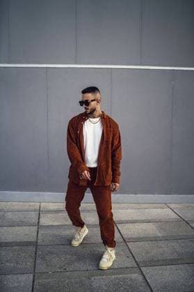 RECORD DATE NOT STATED A vertical shot of a young handsome European man in a brown stylish outfit and sunglasses posing at the camera *** einer hoch erschossen des einer Jung gutaussehenden Europäische Mann ÊIn einer braune stylisch outfit und Sonnenbrille posierend im der Kamera 1073260 ,model released, Symbolfoto ,property released