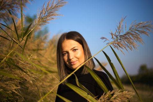 RECORD DATE NOT STATED A closeup shot of an attractive young lady with a bob haircut in a reed field *** einer closeupe erschossen des An&Verkauf attraktive Jung Dame mit einer Viererbob Haarschnitt ÊIn einer Schilfgras Feld 1124714 ,model released, Symbolfoto