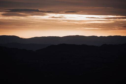 RECORD DATE NOT STATED A mesmerizing shot of the golden hour and the silhouette of the mountains in Durmitor, Montenegro *** einer mesmerizing erschossen des der Goldene Stunde und der Schattenriss des der Gebirge ÊIn Durmitor, Montenegros 12551734