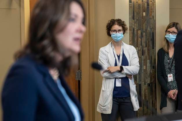 April 11, 2023, SHERWOOD PARK, AB, CANADA: A healthcare worker gives the middle finger as Alberta Premier Danielle Smith announces a public health guarantee in Sherwood Park, Alta., Tuesday, April 11, 2023. SHERWOOD PARK CANADA  - ZUMAc35_ 20230411_zaf_c35_020 Copyright: xJasonxFransonx