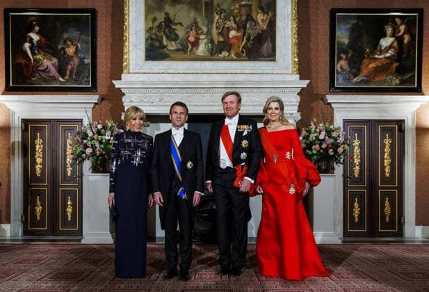 Bilder des Jahres 2023, Entertainment 04 April Entertainment Themen der Woche KW15 Entertainment Bilder des Tages AMSTERDAM - French President Emmanuel Macron and his wife Brigitte with King Willem-Alexander and Queen Maxima at the Royal Palace on Dam Square. The presidential couple will pay a two-day state visit to the Netherlands. ANP POOL REMKO DE WAAL netherlands out - belgium out  Copyright: xx x466814451x originalFilename: 466814451.jpg