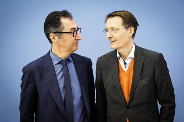 Bilder des Jahres 2023, News 04 April News Themen der Woche KW15 News Bilder des Tages (L-R) Cem Oezdemir, Bundesminister fuer Landwirtschaft und Ernaehrung, und Karl Lauterbach, Bundesminister fuer Gesundheit, aufgenommen im Rahmen einer Pressekonferenz zum Thema Cannabis-Gesetzesplaene in der Bundespressekonferenz in Berlin, 12.04.2023. Berlin Deutschland *** L R Cem Oezdemir, Federal Minister of Agriculture and Food, and Karl Lauterbach, Federal Minister of Health, recorded during a press conference on cannabis legislation plans at the Federal Press Conference in Berlin, 12 04 2023 Berlin Germany Copyright: xJaninexSchmitz photothek.dex