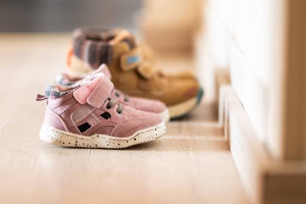Kinderschuhe stehen in einem Hausflur. Rottweil Baden-Württemberg Deutschland *** Childrens shoes standing in a hallway Rottweil Baden Württemberg Germany