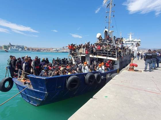 Bilder des Jahres 2023, News 04 April News Themen der Woche KW15 News Bilder des Tages April 12, 2023, Catania: The fishing boat carrying about 600 migrants rescued in recent days 100 miles off the coast of Sicily towed by a tugboat arrived in the port of Catania, Italy, 12 April 2023. The vessel was escorted by the Nave Peluso of the Coast Guard. The migrants on board greeted their arrival with applause and whistles and shouts of Bella Italia ..ANSA Catania  - ZUMAa110 20230412_zaf_a110_022 Copyright: xOriettaxScardinox