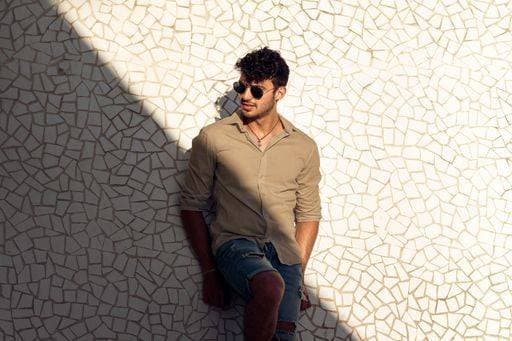 RECORD DATE NOT STATED A young Venezuelan man in casual style posing happily with his back against the wall *** einer Jung venezolanischen Mann ÊIn lässig Stil posierend gluecklich mit seinem Rücken gegen der Mauer 10066800 ,model released, Symbolfoto