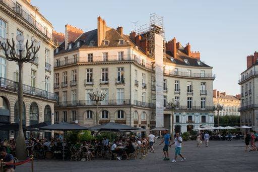 A beautiful shot of historic buildings and people walking around in Nantes, France *** einer Schönes erschossen des geschichtsträchtige Bauwerke und Personen Spazierengehen rund ÊIn Nantes, Frankreich 10083981