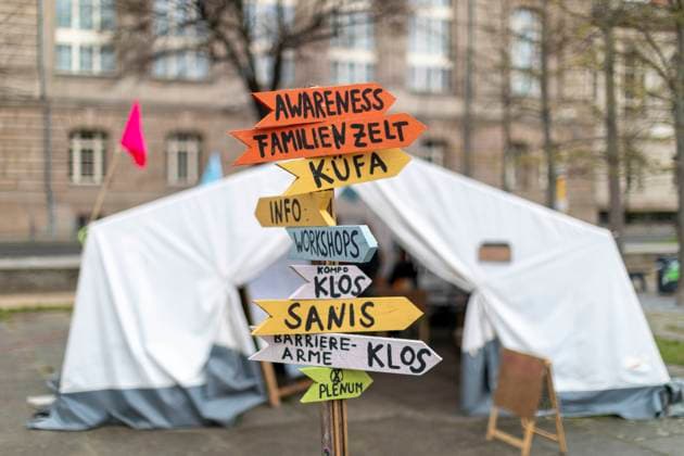 News Themen der Woche KW15 News Bilder des Tages Extinction Rebellion errichten Klimacamp in der Invalidenstrasse, Teilnehmer der Bewegung Extinction Rebellion haben in der Invalidenstraße ein Camp aus Zelten aufgebaut. ¨Es werden etliche Teilnehmer erwartet, da Extinction Rebellion bis zum 17. April zahlreiche Aktionen und Demonstrationen im Rahmen der sogenannten Frühlingsrebbellion in Berlin plant. Berlin Berlin Deutschland *** Extinction Rebellion set up climate camp in Invalidenstrasse, participants of the movement Extinction Rebellion have set up a camp of tents in Invalidenstrasse ¨Quite a few participants are expected, as Extinction Rebellion is planning numerous actions and demonstrations until April 17 as part of the so-called spring rebellion in Berlin Berlin Ber