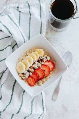 IMAGO Creative, Food, High Protein Frühstück RECORD DATE NOT STATED A vertical shot of overnight oats with fruits *** einer hoch erschossen des naechtlichem Hafer mit Früchte 10474780