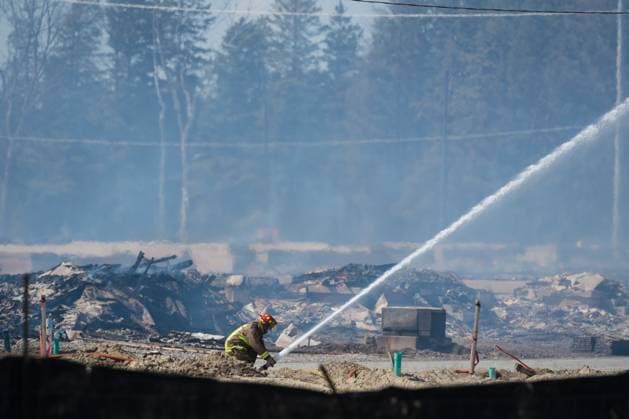 News Bilder des Tages April 12, 2023, Vaughan, ONT, CANADA: A Firefighter adjusts the hose as they continue to battle a large fire in a new housing development area near Pine Heights and Teston Road, in Vaughan, Ont., Wednesday, April 12, 2023. Vaughan CANADA  - ZUMAc35_ 20230412_zaf_c35_035 Copyright: xTijanaxMartinx