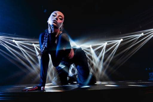 RECORD DATE NOT STATED An attractive woman posing on a club stage with neon lights in the background *** An&Verkauf attraktive Frau posierend am einer Klub Bühne mit neonfarben Lichter ÊIn der Hintergrund 10580060 ,model released, Symbolfoto