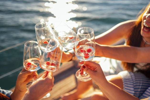 Sunset sky and sea on the background. Making a celebratory toast with sparkling wine Female hands holding glasses of champagne with raspberries on board the boat. Sunset sky and sea on the background. Making a celebratory toast with sparkling wine. Birthday, holiday, party and friendship concept ,model released, Symbolfoto Copyright: xZoonar.com DashaxPetrenkox 19832635 ,model released, Symbolfoto ,property released