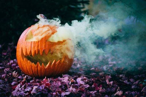 RECORD DATE NOT STATED A closeup of a scary Halloween pumpkin on the ground against blurred background *** einer closeupe des einer furchterregend Halloween Kürbis am der Masse gegen unscharf Hintergrund 11473829