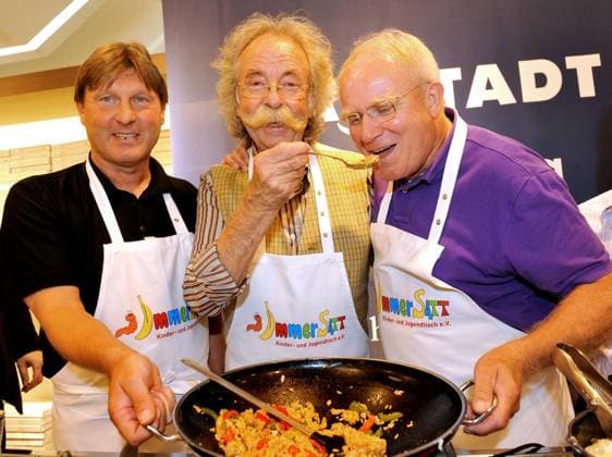 Promis kochen für den Kinder- und Jugendtisch Immersatt in der Karstadt-Filiale im Einkaufszentrum Forum in Duisburg *** NUR FÜR REDAKTIONELLE ZWECKE *** EDITORIAL USE ONLY ***<p>Am Freitag, den 27.08.2010 kochen v.l. der ehemalige Fußball-Nationalspieler Ronnie Worm, Wirtschaftsjournalist Jean Pütz und Manfred Stüdemann, der Vorsitzende des Vereins Immersatt, in der Karstadt-Filiale im Einkaufszentrum Forum in Duisburg. Der Erlös der verkauften speisen geht an den Kinder- und Jugendtisch Immersatt e.V. Deutschland Duisburg Copyright: EICKERSHOFF,xStephan *** Celebrities cook for the Children and youth table always full in the Karstadt Branch office at Shopping Centre Forum in Duisburg *** ONLY FOR EDITORIAL PURPOSE *** EDITORIAL U Copyright: EICKERSHOFF,xStephan docnrwhugopicture33079729 EDITORIAL USE ONLY