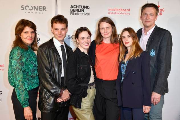 Bilder des Jahres 2023, Entertainment 04 April Entertainment Themen der Woche KW15 Entertainment Bilder des Tages Regina Kräh, Leonard Scheicher, Victoria Schulz, Bettina Blümner, Maya Unger und Sebastian Brose bei der Premiere des Kinofilms Vamos a la Playa und der Eröffnung vom 19. achtung berlin Filmfestival 2023 im Kino Colosseum. Berlin, 12.04.2023 *** Regina Kräh, Leonard Scheicher, Victoria Schulz, Bettina Blümner, Maya Unger and Sebastian Brose at the premiere of the feature film Vamos a la Playa and the opening of the 19 achtung berlin Filmfestival 2023 at the Colosseum cinema Berlin, 12 04 2023 Foto:xN.xKubelkax xFuturexImage