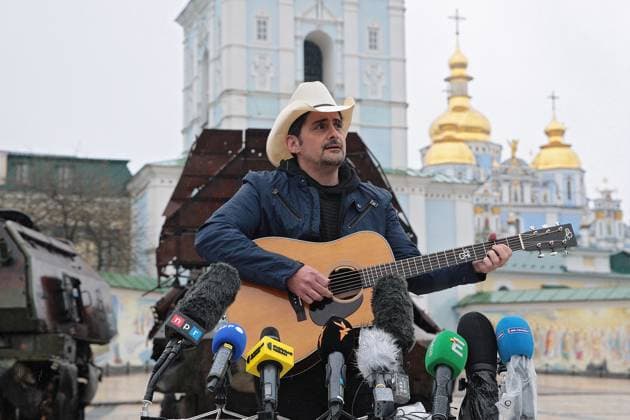 Bilder des Jahres 2023, Entertainment 04 April Entertainment Themen der Woche KW15 Entertainment Bilder des Tages KYIV, UKRAINE - APRIL 12, 2023 - American country music singer Brad Paisley performs during a press conference in Mykhailivska Square, Kyiv, capital of Ukraine. Press conference of US Senators in Kyiv  Copyright: xHennadiixMinchenkox