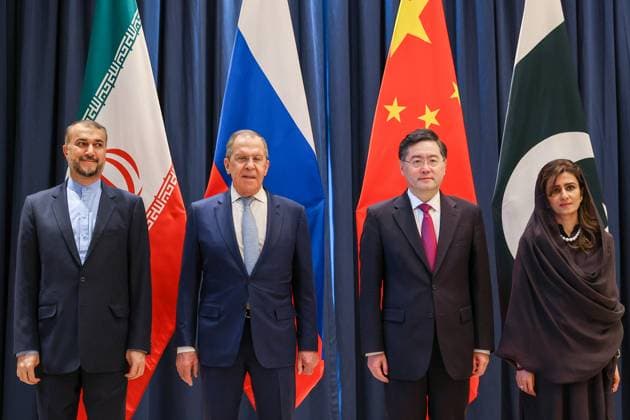 Bilder des Jahres 2023, News 04 April News Themen der Woche KW15 News Bilder des Tages UZBEKISTAN, SAMARKAND - APRIL 13, 2023: Foreign Ministers Hossein Amir-Abdollahian of Iran, Sergei Lavrov of Russia, Qin Gang of China, and Hina Rabbani Khar (L-R) of Pakistan pose during a meeting on the sidelines of the 4th Ministerial Conference of the Countries Neighbouring Afghanistan. Russian Foreign Ministry Press Service TASS  58380365