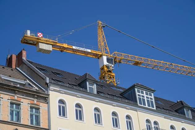 Altbau, Kran, Bauarbeiten, Alt-Moabit, Moabit, Mitte, Berlin, Deutschland *** Local Caption *** , Berlin, Deutschland *** Old building, Crane, Construction work, Old Moabit, Moabit, Mitte, Berlin, Germany Local Caption , Berlin, Germany