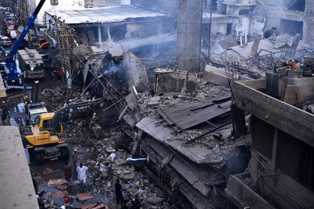 News Themen der Woche KW15 News Bilder des Tages (230413) -- KARACHI, April 13, 2023 -- Heavy machineries remove rubble of a collapsed factory in Pakistan s southern port city of Karachi on April 13, 2023. Bodies of four firefighters were recovered from the rubble of a collapsed factory in Pakistan s southern port city of Karachi on Thursday morning, rescue teams said. A massive fire broke out in the multi-story building of a bedsheet factory on Wednesday morning and a dozen fire engines worked to douse it, Salman Qureshi, a firefighter from Saylani Welfare Trust told Xinhua. (Str Xinhua) PAKISTAN-KARACHI-FACTORY-FIRE AhmadxKamal 