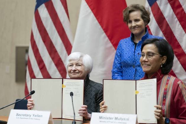 News Themen der Woche KW15 News Bilder des Tages Treasury Secretary Janet Yellen and Minister of Finance of Indonesia Sri Mulyani hold a $649 million Infrastructure and Finance Grant with the Indonesian government during the 2023 World Bank and International Monetary Fund Spring Meetings at the IMF Headquarters in Washington, DC on Wednesday, April 13, 2023. The five-year grant between the U.S. government s Millennium Challenge Corporation (MCC) and the Indonesian government plans to support Indonesia s economic growth and climate-resilient infrastructure.  WAP20230414435 BONNIExCASH