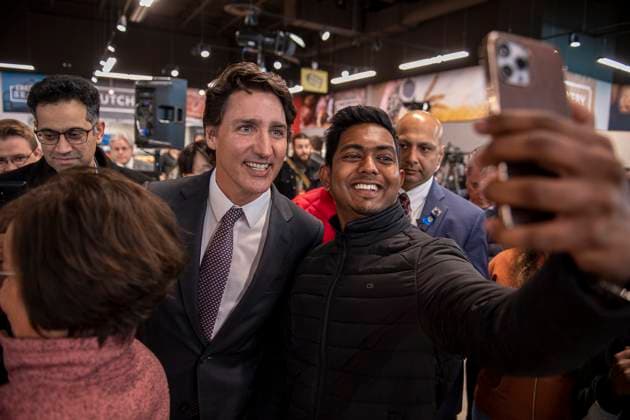 April 13, 2023, Regina, SK, CAN: Prime Minister Justin Trudeau takes a selfie with an attendee following a at a media event in Regina, Thursday, April 13, 2023. Regina CAN  - ZUMAc35_ 20230413_zaf_c35_058 Copyright: xLiamxRichardsx