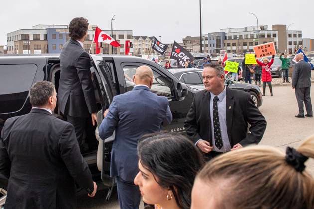 April 13, 2023, Regina, SK, CAN: Prime Minister Justin Trudeau waves to protestors following a media event in Regina, Thursday, April 13, 2023. Regina CAN  - ZUMAc35_ 20230413_zaf_c35_060 Copyright: xLiamxRichardsx