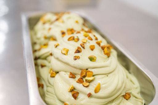 RECORD DATE NOT STATED horizontal photo of tray with pistachio ice cream with pieces of pistachio *** quer Foto des Tablett mit Pistazie Eis Creme mit Stücke des Pistazie 18495355
