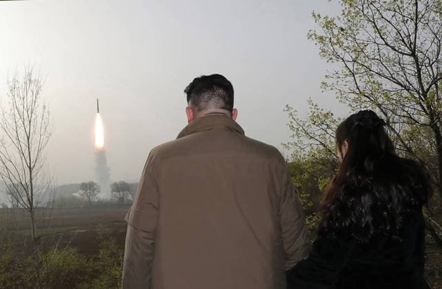 Bilder des Jahres 2023, News 04 April News Themen der Woche KW15 News Bilder des Tages This photo provided April 14, 2023, by the North Korean government, shows North Korean leader Kim Jong Un, center, inspects what it says is the test-launch of Hwasong-18 intercontinental ballistic missile Thursday, April 13, 2023 at an undisclosed location, North Korea.  KOR2023041401 NorthxKoreanxgovernment