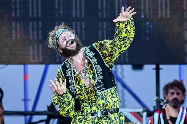 Italian singer Music Concert - Jova Beach Party 2022 Jovanotti performing on stage during Jova Beach Party 2022, Italian singer Music Concert in Lido di Fermo, Italy, August 05 2022 Lido di Fermo Lungomare Italy Copyright: xRobertoxBartomeolix xLiveMediax LPM_39247