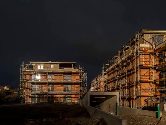 15.04.2023, Baustelle Neubaugebiet Bad Wörishofen Im Unterallgäu. Der Rohbau in Ziegelbauweise steht bereits, das Gerüst steht noch für den Fassaden-Putz. Am Himmel wird es dunkel aufgrund aufziehender Gewitterwolken. 15.04.2023, Baustelle Neubaugebiet 15.04.2023, Baustelle Neubaugebiet *** 15 04 2023, Construction site new building area Bad Wörishofen Im Unterallgäu The shell in brick construction is already in place, the scaffolding is still in place for the facade plastering In the sky it is getting dark due to gathering storm clouds 15 04 2023, Construction site new building area 15 04 2023, Construction site new building area