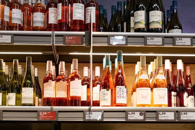 Weine im Supermarkt in Aachen am 13. April 2023. GERMANY - AACHEN - ALDI