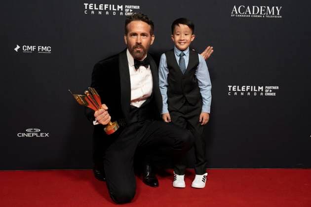 Bilder des Jahres 2023, Entertainment 04 April Entertainment Themen der Woche KW15 Entertainment Bilder des Tages April 14, 2023, Toronto, ON, Canada: Ryan Reynolds poses with Everett Ho, a Sick Kids hero, after receiving the Humanitarian Award at the Comedy and TV Drama awards evening at the Canadian Screen Awards, in Toronto, on Friday, April 14, 2023. Toronto Canada  - ZUMAc35_ 20230414_zaf_c35_137 Copyright: xChrisxYoungx