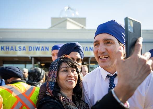 April 14, 2023, VANCOUVER, BC, CANADA: Prime Minister Justin Trudeau takes a photo with a member of the Sikh community outside the Khalsa Diwan Society during Vaisakhi in Vancouver, on Friday, April 14, 2023. VANCOUVER CANADA  - ZUMAc35_ 20230414_zaf_c35_152 Copyright: xEthanxCairnsx