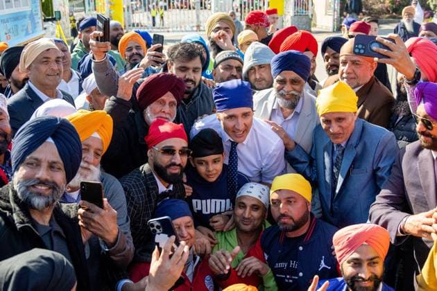 April 14, 2023, VANCOUVER, BC, CANADA: Prime Minister Justin Trudeau is surrounded by people to take a group photo during Vaisakhi at the Khalsa Diwan Society in Vancouver, on Friday, April 14, 2023. VANCOUVER CANADA  - ZUMAc35_ 20230414_zaf_c35_153 Copyright: xEthanxCairnsx