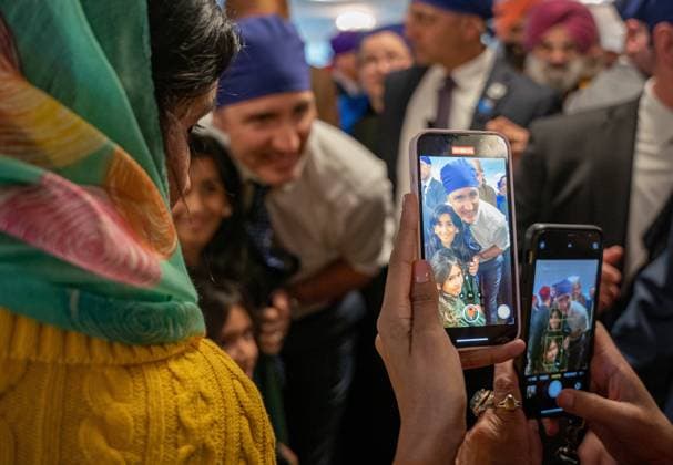 April 14, 2023, VANCOUVER, BC, CANADA: Prime Minister Justin Trudeau takes a photo with a member of the Sikh community during Vaisakhi at the Khalsa Diwan Society in Vancouver, on Friday, April 14, 2023. VANCOUVER CANADA  - ZUMAc35_ 20230414_zaf_c35_158 Copyright: xEthanxCairnsx