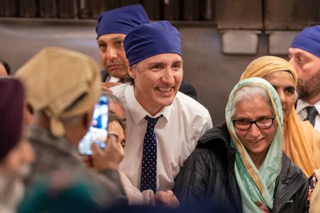 April 14, 2023, VANCOUVER, BC, CANADA: Prime Minister Justin Trudeau visits with volunteers in the kitchen during Vaisakhi at Khalsa Diwan Society in Vancouver, on Friday, April 14, 2023. VANCOUVER CANADA  - ZUMAc35_ 20230414_zaf_c35_159 Copyright: xEthanxCairnsx
