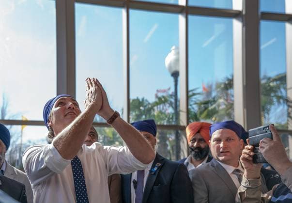 April 14, 2023, VANCOUVER, BC, CANADA: Prime Minister Justin Trudeau gestures to people on the balcony above during Vaisakhi at the Khalsa Diwan Society in Vancouver, on Friday, April 14, 2023. VANCOUVER CANADA  - ZUMAc35_ 20230414_zaf_c35_169 Copyright: xEthanxCairnsx