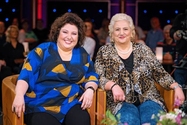 Bilder des Jahres 2023, Entertainment 04 April Entertainment Themen der Woche KW15 Entertainment Bilder des Tages MDR - Riverboat. Comedian Meltem Kaptan und ihre Mutter Melek Kaptan anläßlich der Aufzeichnung der MDR - Talkshow Riverboat am 14.04.2023 in der Mediacity Leipzig. 20230414SFL0013 *** MDR Riverboat Comedian Meltem Kaptan and her mother Melek Kaptan on the occasion of the recording of the MDR talk show Riverboat on 14 04 2023 in the Mediacity Leipzig 20230414SFL0013