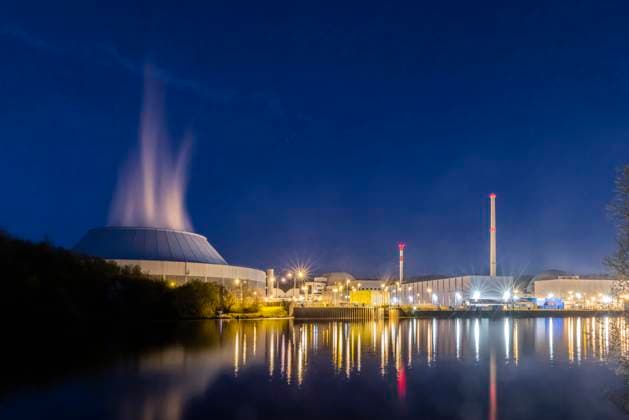 Die letzte Nacht für das Kernkraftwerk Neckarwestheim, bevor es vom Netz geht. Zusammen mit zwei weiteren verbliebenen Atomkraftwerken wird es jetzt heruntergefahren. Damit ist der Atomausstieg in Deutschland vollzogen. In der Mitte das Reaktorgebäude 2, der jetzt vom Netz geht. Rechts GKN 1, das bereits seit 2011 stillgelegt wurde. 15.04.2023: Neckarwestheim, Baden-Württemberg, Deutschland, Europa *** The last night for the Neckarwestheim nuclear power plant before it is taken off the grid Together with two other remaining nuclear power plants, it is now being shut down This completes the nuclear phase-out in Germany In the center, reactor building 2, which is now being taken off the grid On the right, GKN 1, which has already been