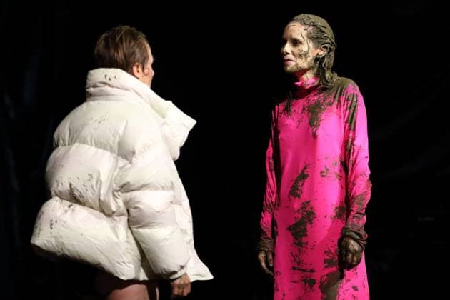 Bilder des Jahres 2023, Entertainment 04 April Entertainment Themen der Woche KW15 Eva Löbau und Lea Draeger, v.l., während der Fotoprobe für das Stück Antigone im Maxim Gorki Theater Berlin, 14. April 2023. Nach Sophokles. Regie Leonie Böhm. Bühne Zahava Rodrigo. Kostüme Laura Kirst. Premiere ist am 16. April 2023. Maxim Gorki Theater Berlin Antigone *** Eva Löbau and Lea Draeger, f l , during the photo rehearsal for the play Antigone at Maxim Gorki Theater Berlin, April 14, 2023 After Sophocles Directed by Leonie Böhm Stage Zahava Rodrigo Costumes Laura Kirst Premiere is April 16, 2023 Maxim Gorki Theater Berlin Antigone