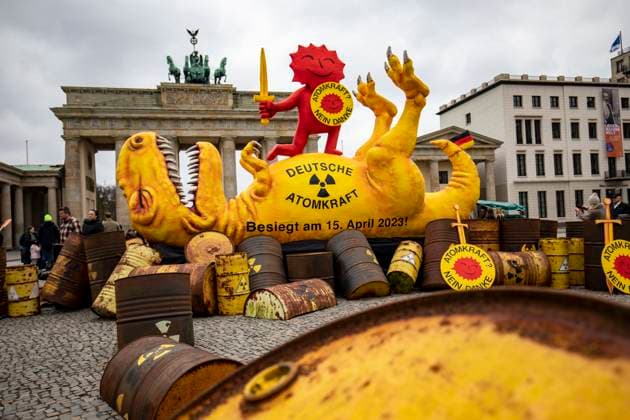 Bilder des Jahres 2023, News 04 April News Themen der Woche KW15 Greenpeace präsentiert AKW-Dinosaurier am Brandenburger Tor, Anlässlich der Abschaltung der letzten drei verbliebenen Atomkraftwerke (AKW) in Deutschland, präsentiert Greenpeace eine vier Meter hohe Skulptur eines erlegten Dinosauriers am Brandenburger Tor. Die Skulptur wurde von dem Düsseldorfer Bildhauer Jacques Tilly entworfen und gebaut. Der Saurier ist umgeben von Atommüllfässern, auf ihm steht als kämpferische Figur die Anti-Atomsonne in Siegerpose. Berlin Berlin Deutschland *** Greenpeace presents AKW dinosaur at the Brandenburg Gate, On the occasion of the shutdown of the last three remaining nuclear power plants AKW in Germany, Greenpeace presents a four-meter-high sculpture of a shot dinosaur at the Brandenburg Gate The