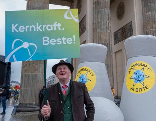 Bilder des Jahres 2023, News 04 April News Themen der Woche KW15 News Bilder des Tages Pro Atomkraft Deutschland, Berlin, 15.04.2023, Demonstration Kundgebung von Organisationen gegen Atomausstieg, Brandenburger Tor, Kernkraft Beste!, Â *** Pro Atomkraft Germany, Berlin, 15 04 2023, demonstration rally of organizations against nuclear phaseout, Brandenburg Gate, nuclear power Best , Â