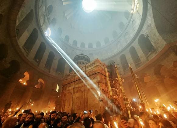 Bilder des Jahres 2023, News 04 April News Themen der Woche KW15 News Bilder des Tages Israel Holy Fire 8412641 15.04.2023 Orthodox Christian worshippers attend the Holy Fire ceremony on the eve of Orthodox Easter at the Church of the Holy Sepulchre in Jerusalem s Old City, Israel. Vyacheslav Tatarkovskiy Sputnik Jerusalem Israel  Copyright: xVyacheslavxTatarkovskiyx
