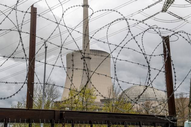 Kernkraftwerk Isar 2, letzter Tag, wird heute Nacht abgeschaltet, Symbolfoto Atomausstieg, Essenbach, 15. April 2023 Deutschland, Essenbach bei Landshut, 15. April 2023, Kernkraftwerk Isar 2, letzter Betriebstag, heute Nacht wird das AKW abgeschaltet, Symbolfoto Kühlturm hinter Stacheldraht eines Werkstores, der Atomausstieg vollzogen, Ende der Kernenergie in Deutschland, Betreiber PreussenElektra, das AKW Isar 2 lieferte 35 Jahre lang Strom, Energie, Atomstrom, Aus für Atomkraft, Bayern, bayerisch, *** Nuclear power plant Isar 2, last day, will be shut down tonight, symbol photo nuclear phase-out, Essenbach, 15 April 2023 Germany, Essenbach near Landshut, 15 April 2023, nuclear power plant Isar 2, last day of operation, tonight the nucle