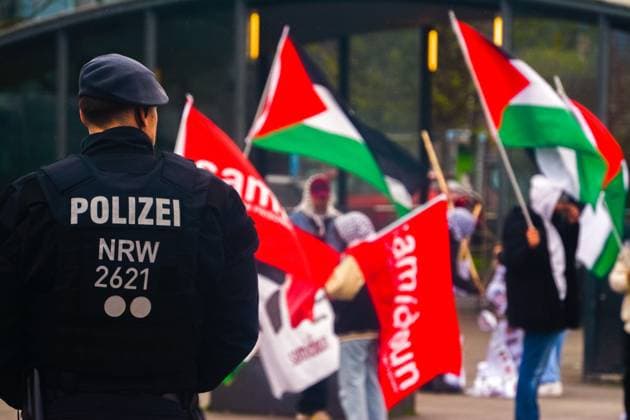 News Themen der Woche KW15 News Bilder des Tages Pro Palestinian Demonstration In Cologne Dozens of protesters from the Samidoun organization are gathering in front of the Muelheim train station in Cologne, Germany, on April 15, 2023, to commemorate Palestinian Prisoners Day. A few days ago, Berlin police banned two demonstrations from the same organization in Berlin due to a previous report from the Jerusalem Post. The protesters had chanted Death to Jews in the previous demonstration in Berlin Cologne Germany  Copyright: xYingxTangx originalFilename: tang-notitle230415_npDGK.jpg