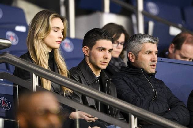 Esteban Ocon et sa compagne Elena Berri et son pere Laurent Ocon CELEBRITES : PSG vs RC Lens - Ligue1 - 15 04 2023 JBAutissier Panoramic 